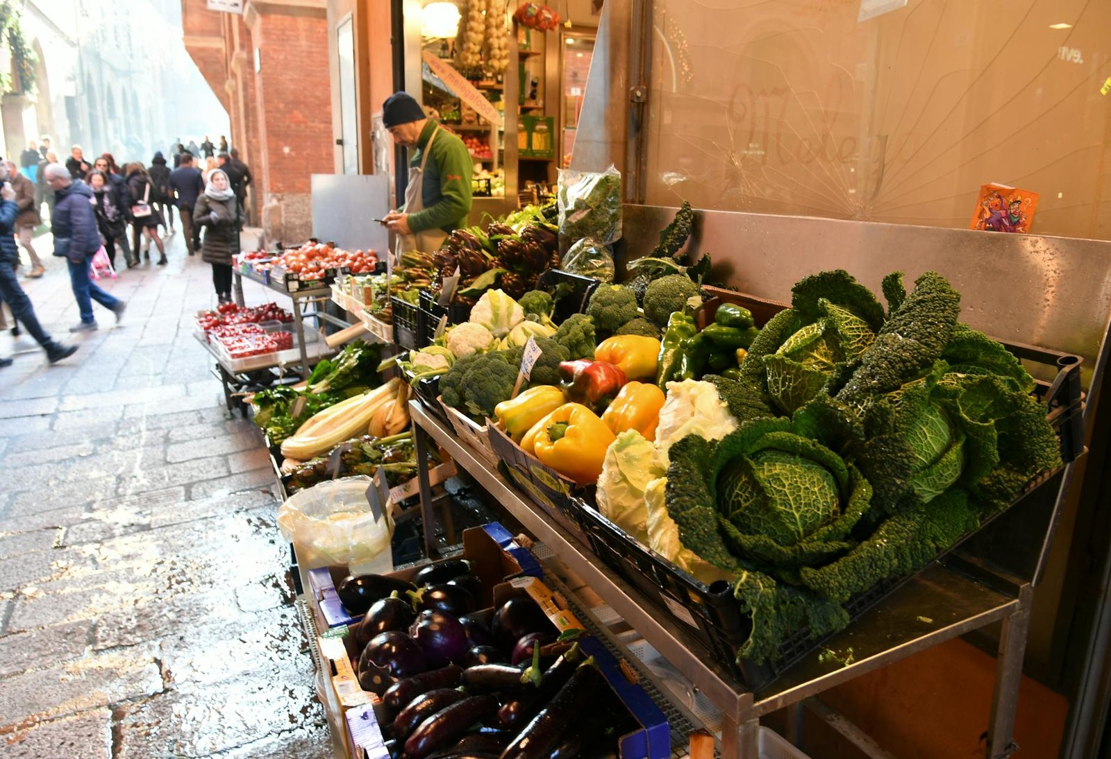 Bologna food tour – local dishes and street food in Italy