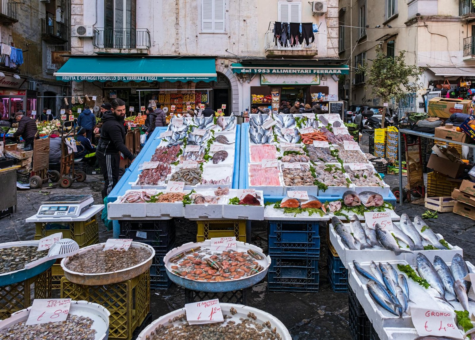Naples food tour – local dishes and street food in Italy