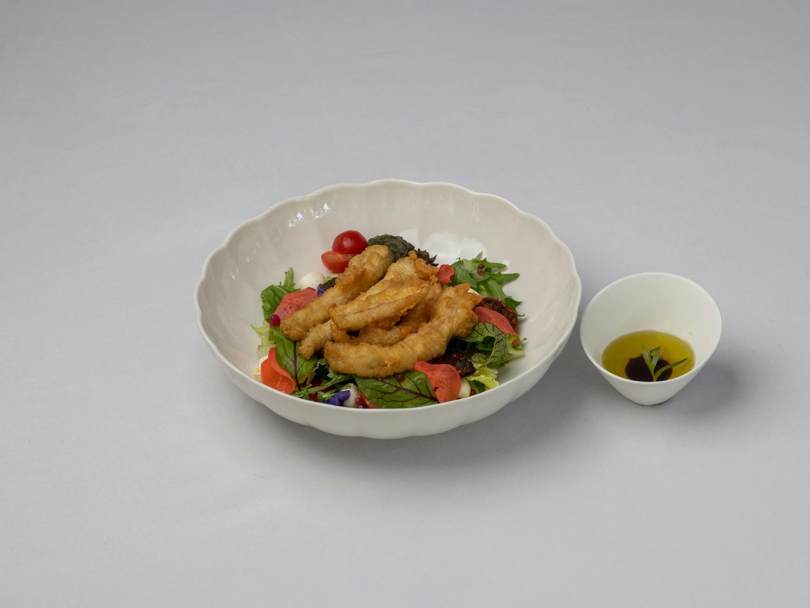 Delicious calamari salad with a side of olive oil dressing in Bodrum, Türkiye.