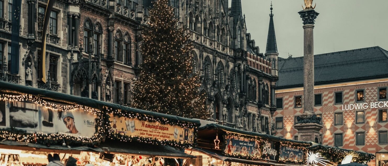 Crowds at the Marienplatz Christmas market in Munich