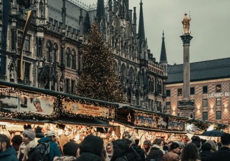 Crowds at the Marienplatz Christmas market in Munich